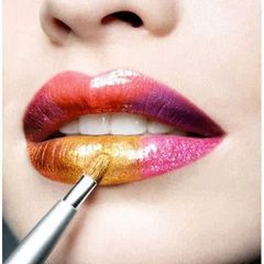 Cọ môi TFS One Touch Lip Brush, nút bấm tiện dụng dễ dùng.