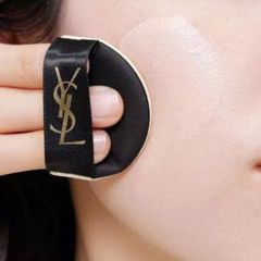 Cushion Yves Saint Laurent Encre De Peau Luminous lì mịn, che phủ tốt, #20 sáng tự nhiên.