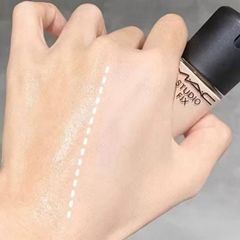 Kem nền Mac Studio Fix Fluid SPF15 lì mịn, che phủ, kìm dầu tốt #NC15 sáng beige (New)