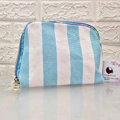 Túi cầm tay Estee Lauder hoa văn sọc, màu xanh trắng tinh tế