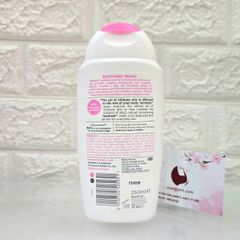Dung dịch vệ sinh phụ nữ Femfresh Soothing Wash cao cấp làm sạch và khô thoáng, 250ml