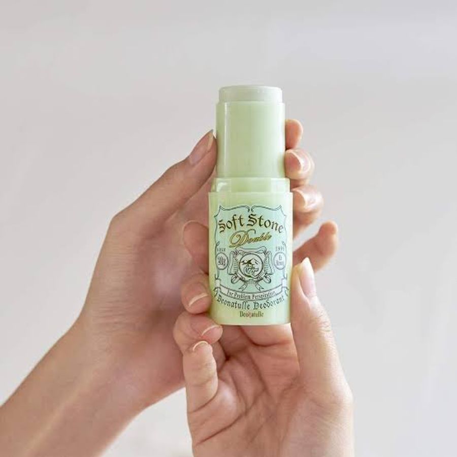 Lăn khử mùi Soft Stone Double Color Control khô thoáng, khử mùi, giảm thâm, 20g (Màu xanh)