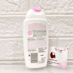 Dung dịch vệ sinh phụ nữ Femfresh Soothing Wash cao cấp làm sạch và khô thoáng, 250ml