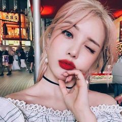 Son Tom Ford Lip Color dòng son thượng hạng, #16 Scarlet Rouge - đỏ thuần sang trọng.