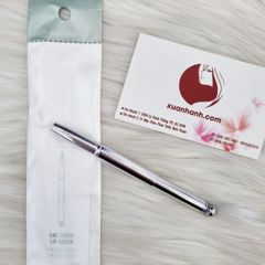 Cọ môi TFS One Touch Lip Brush, nút bấm tiện dụng dễ dùng.