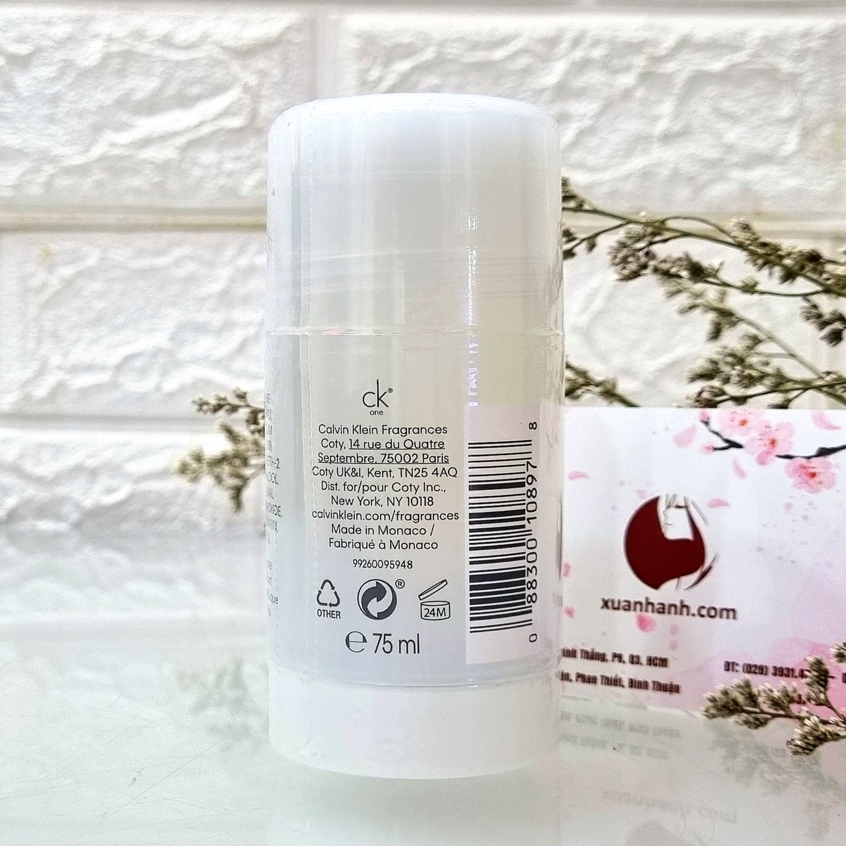 Lăn khử mùi Calvin Klein CK One kháng khuẩn, hương thơm nhẹ nhàng, tươi mát.