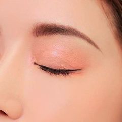 Phấn mắt Kanebo GKC Mono Eye Shadow mịn đẹp, #01 Soft Pink tone hồng nữ tính, dịu ngọt.