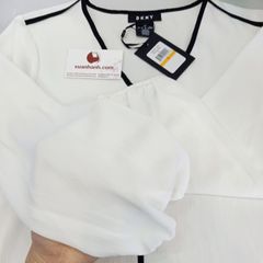Áo sơ mi voan DKNY cổ tim trắng phối viền đen nền nã, sang trọng