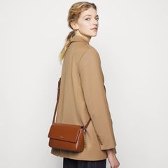 Túi DKNY màu nâu thời thượng, da thật vân xước sang trọng, tinh tế (22x14cm)