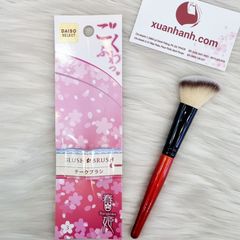 Cọ Daiso Blush Brush chuyên tán má hồng hoặc tạo khối, cọ xéo, lông mềm.