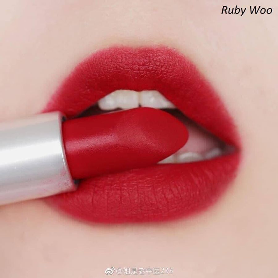 Son MAC Retro Matte Lipstick lì mịn, giữ màu tốt, #707 Ruby Woo đỏ Ruby cuốn hút. (THANH LÝ)