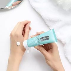 Kem dưỡng Clinique Anti-Blemish Solutions cấp ẩm, điều trị và phục hồi làn da mụn.