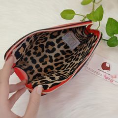 Túi mỹ phẩm Estee Lauder màu đỏ sang trọng, cá tính, họa tiết  "chú ong" ấn tượng