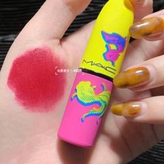 Son MAC Powder Kiss Lipstick lì mịn, #Turn Up Your Luck đỏ hồng tươi trẻ, rạng rỡ (THANH LÝ)