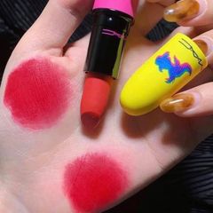 Son MAC Powder Kiss Lipstick lì mịn, #Turn Up Your Luck đỏ hồng tươi trẻ, rạng rỡ (THANH LÝ)