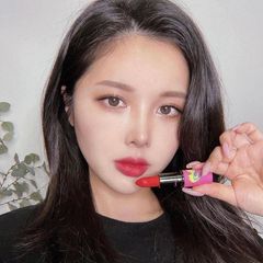 Son MAC Powder Kiss Lipstick lì mịn, #Turn Up Your Luck đỏ hồng tươi trẻ, rạng rỡ (THANH LÝ)