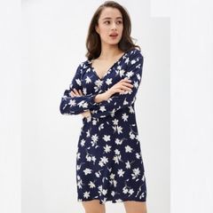 Đầm GAP dáng suông cổ V, màu xanh navy họa tiết lá độc lạ, trẻ trung 