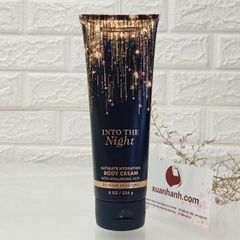 Kem dưỡng thể Bath & Body Works Into The Night mềm mịn và thơm nồng nàng, cuốn hút.
