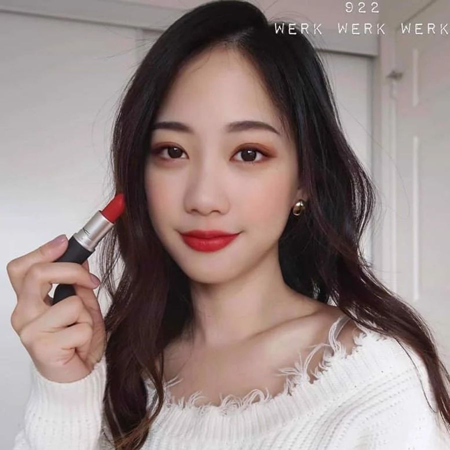 Son MAC Powder Kiss Lipstick #922 Werk Werk Werk đỏ lạnh ánh cam kiêu kì
