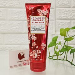 Kem dưỡng thể Bath & Body Works Japanese Cherry mềm mịn và thơm ngọt ngào, nữ tính.