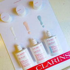 Kem chống nắng Clarins UV Plus SPF50/PA++++, nâng tone nhẹ, màu Translucent, 30ml