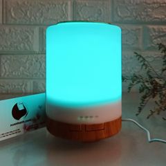 Máy khuếch tán tinh dầu trụ cao, màu trắng đế vân gỗ tích hợp đèn Led 7 màu bắt mắt.