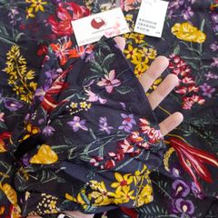 Áo H&M đen cổ tròn họa tiết hoa Mùa Xuân, tay dài loe sành điệu, thắt gút.