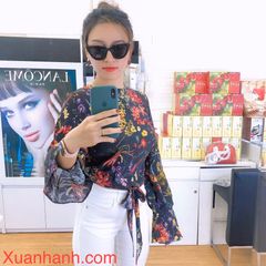 Áo H&M đen cổ tròn họa tiết hoa Mùa Xuân, tay dài loe sành điệu, thắt gút.