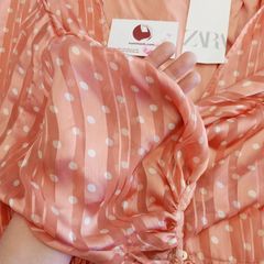 Đầm Zara cổ tim, màu cam coral họa tiết bi trắng nữ tính, trang nhã
