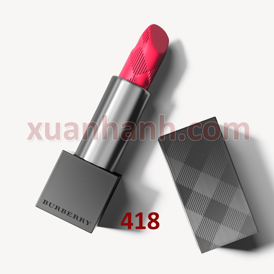 Son Burberry 418 Fuchsia Pink dòng lì siêu mịn mượt, hồng sen nhạt nữ tính.