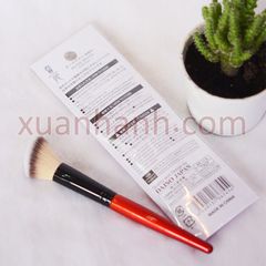 Cọ Daiso Blush Brush chuyên tán má hồng hoặc tạo khối, cọ xéo, lông mềm.
