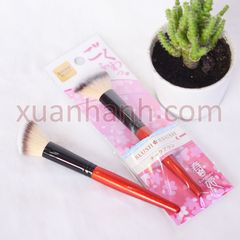 Cọ Daiso Blush Brush chuyên tán má hồng hoặc tạo khối, cọ xéo, lông mềm.