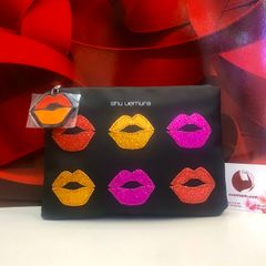 Túi đựng mỹ phẩm Shu Uemura đen họa tiết môi màu sắc nổi bật, cá tính.