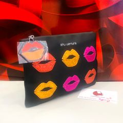Túi đựng mỹ phẩm Shu Uemura đen họa tiết môi màu sắc nổi bật, cá tính.