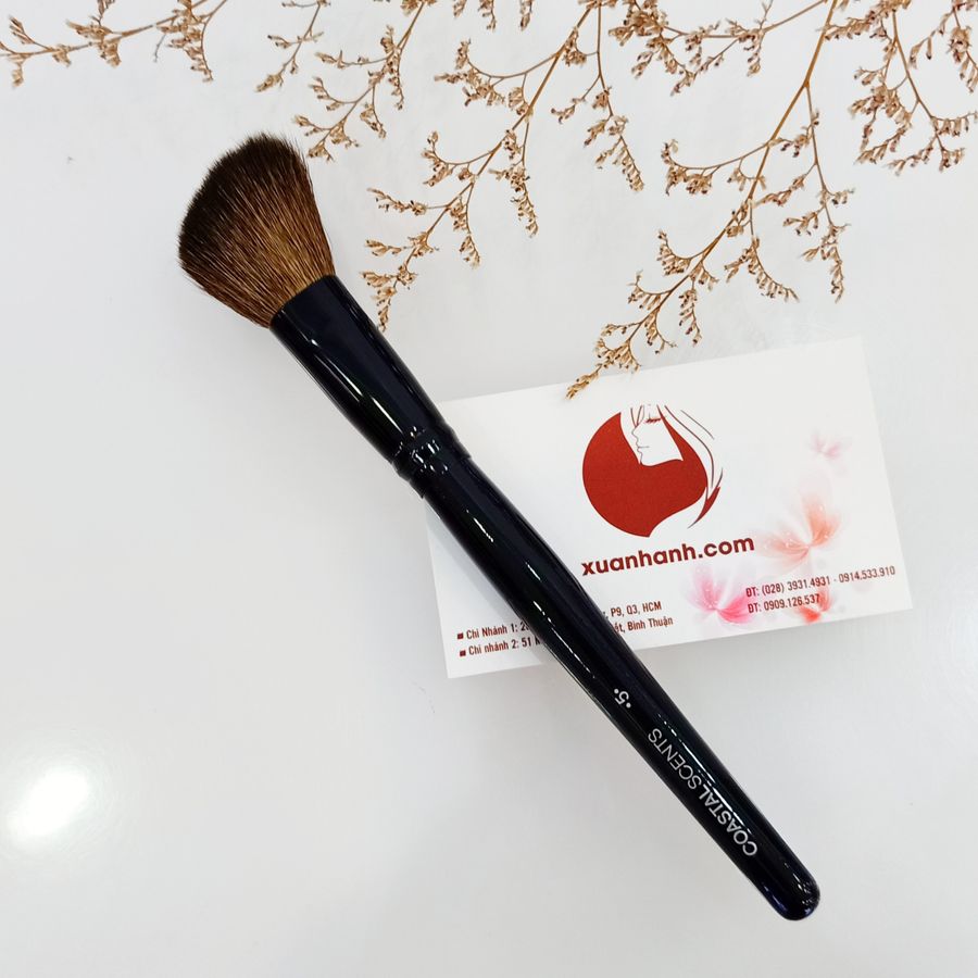 Cọ Coastal Scents Angle Blush phủ má hồng hoặc tạo khối siêu chất.