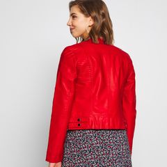 Áo khoác Vero Moda chất liệu da cao cấp, màu đỏ tươi tắn, trẻ trung.