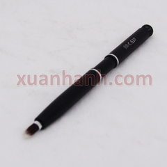 Cọ môi Coastal Scents Lip Brush Synthetic, kéo ra dùng, đẩy vào cất rất tiện.